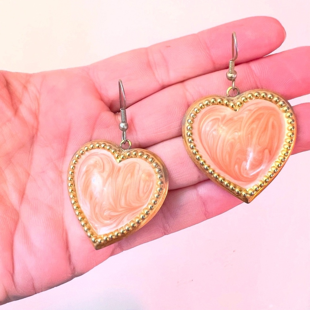 PEACHY SWIRLED Enamel Hearts 1980’s 80s Retro Vintage Gold Metal Dangle Earrings